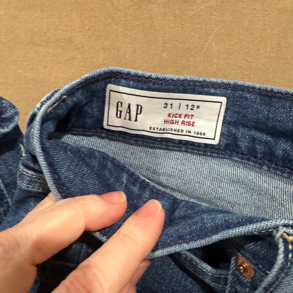 GAP bundle 2 prs of jeans 
High rise Kick crop (12), mid rise true skinny (14)